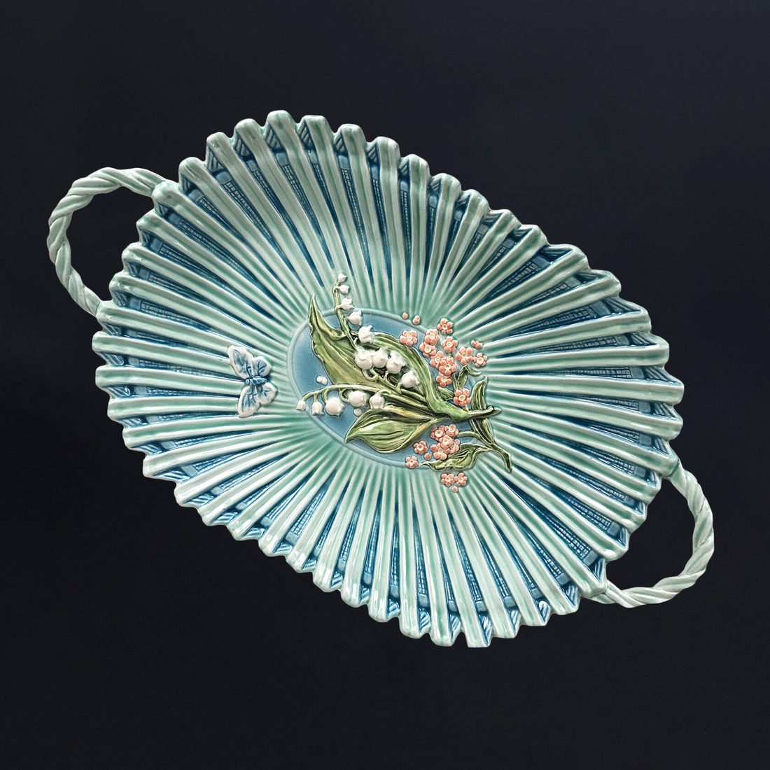 Хлебница с барельефом и росписью — фаянс ручной работы